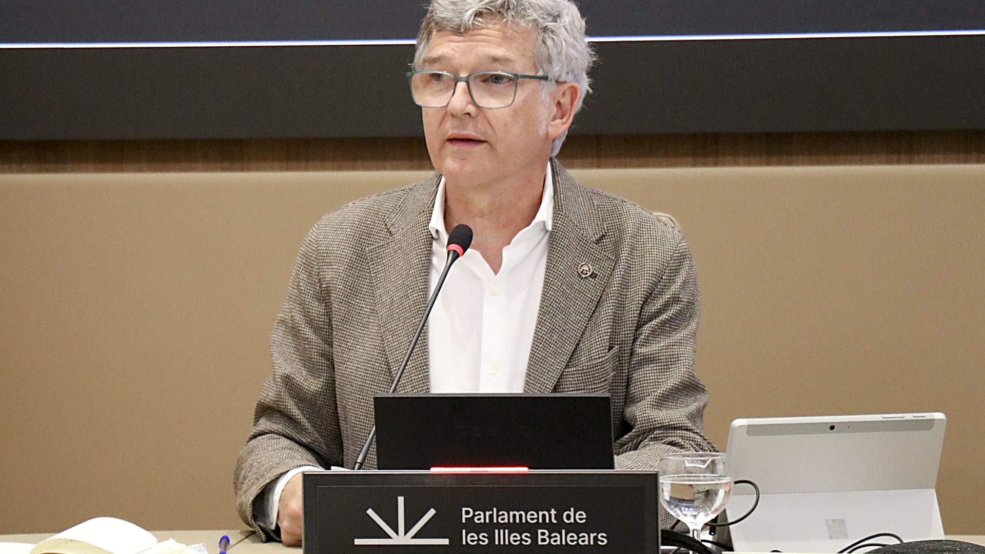 El presidente del COVIB expone en el Parlament la problemática del medicamento veterinario